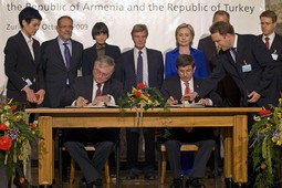 Armenski ministar Edouard Nalbandian i turski Ahmet Davutoglu potpisuju povijesni dogovor (Foto:Reuters)