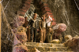 HARRISON FORD, Shia LaBeouf i Ray Winstone u filmu 'Indiana Jones i kraljevstvo kristalne lubanje'