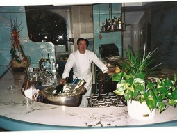 ŽIVOT U ŠVICARSKOJ
Karapandža u baru svog restorana 'Sonne'
koji se nalazi u gradiću Ennetbadenu,
20-ak kilometara od Züricha
