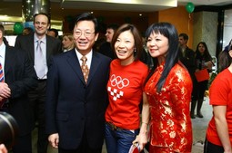 Kineski veleposlanik u Zagrebu Wu Zhenlong s kineskom stolnotenisačicom Yuan Tian i gospođom obučenom u kinesku nošnju