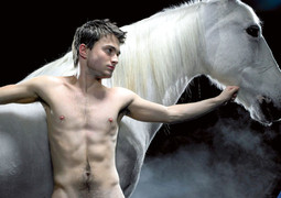 Daniel Radcliffe u drami 'Equus' glumi seksualno frustrirana mladića koji je opsjednut konjima