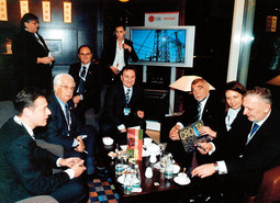 HRVATSKO IZASLANSTVO s predsjednikom Stjepanom Mesićem i ministrom Gordanom Jandrokovićem u pauzi bukureštanskog summita