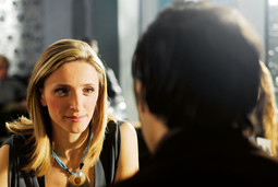 GLUMICA ANITA MATIĆ glumi Leu, glavnu junakinju, koju Dell upoznaje preko interneta i zatim se s njom sastaje u kafiću