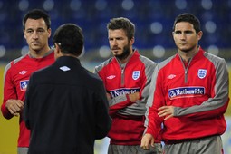 Fabio Capello daje upute Terryju, Beckhamu i Lampardu