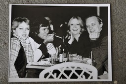 ZLATNE GODINE HRVATSKIH FESTIVALA
Sa suprugom Ksenijom Erker te u društvu Arsena Dedića i Gabi Novak
za vrijeme održavanja Krapinskog festivala 1978. godine