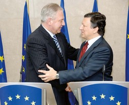 NEKOĆ TAKO BLISKI
PRIJATELJI Bivši hrvatski premijer
Ivo Sanader očekivao je da će ga od mogućeg kaznenog progona spašavati predsjednik Europske komisije José Manuel Barroso