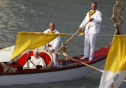 Gondolijeri su se posvađali oko toga tko će voziti papu (Reuters)