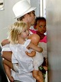 Brad Pitt u posjetu supruzi dolazi s kćerima Shiloh i Zaharom