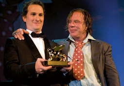 DARREN ARONOFSKY, redatelj filma 'Hrvač', primio je nagradu za najbolji film u Veneciji zajedno s Mickeyem Rourkeom