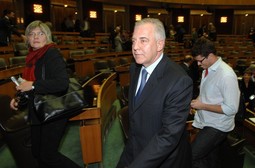 SANADER U AUSTRIJI
Ivo Sanader krajem
studenog održao je
predavanje na sjednici
odbora austrijskog
parlamenta; na nekoliko dramatičnih sastanaka prošlog tjedna bivši premijer zatražio je od
svojih stranačkih kolega da se usprotive zahtjevima za smjenom ministra
Kalmete