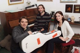 GITARISTICA ANA VIDOVIĆ s braćom
Viktorom, također gitaristom, i Silvijem,
pijanistom, u njihovu domu u Karlovcu