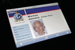 Julian Assange na Interpolovoj tjeralici (Reuters)