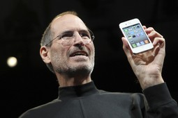 Steven Jobs s novim IPhoneom (Foto: Reuters)