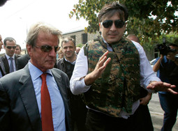 Saakašvili s francuskim ministrom vanjskih poslova Bernardom Kouchnerom