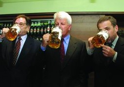 Pivnicu su simboličnim nazdravljanjem punim kriglama Ožujskog piva službeno otvorili direktor Zagrebačke pivovare Boris Lalić, zagrebački dogradonačelnik Milan Bandić i glumac Relja Bašić kao "kum" pivnice.