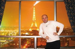 U PARIŠKOM
STANU s pogledom na
Eiffelov toranj gdje Woodman živi otkako se 2005. godine vratio iz Amerike