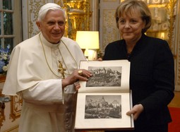 Njemačka kancelarka Angela Merkel javno je napala papu Benedikta XVI zbog rehabilitacije biskupa antisemita; Foto: Reuters