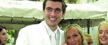 Stipe i Angela Pletikosa vjenčali su se nakon pet i pol godina veze 2003.,m a Hajdukov golman kaže da mu je supruga, velika vjernica, bila najveća podrška kad je bio ozlijeđen 