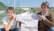 Miljenko Radivojević sa sinom Filipom, kojemu je Eduardo da Silva poklonio majicu sa svojim potpisom, kad su još bili u prijateljskim odnosima