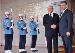 Turski predsjednik Abdulah Gul na zajedničkoj konferenciji za novinare s vođom ciparskih Turaka Mehmetom Alijem Talatom; Foto: Reuters