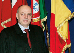 VOJNIK I POLITIČAR Agim Çeku premijer Kosova postao je 10. ožujka 2006. Za vrijeme ratnog sukoba sa Srbijom bio je zapovjednik Oslobodilačke vojske Kosova, a
prije časnik Hrvatske vojske u Domovinskom ratu