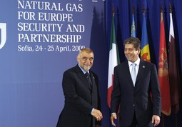 SUSRET ČELNIKA
Hrvatski predsjednik Stjepan Mesić i
bugarski predsjednik Georgij Parvanov
na energetskom summitu 'Prirodni plin
za Europu - sigurnost i partnerstvo' na
kojem se odlučivalo o podršci plinovodu
'Nabucco' kojim bi Europa smanjila
ovisnost o ruskom plinu