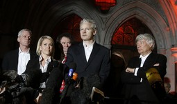 Julian Assange nakon izlaska iz zatvora (Foto: Reuters)