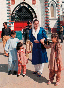 Benazir Bhutto sa sinom Belawilom i kćerima Asifom i Bakhtawar prije deset godina