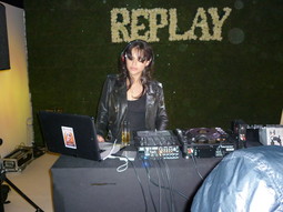 Michelle Roriguez iz filma Avatar kao DJ na partyju Replaya