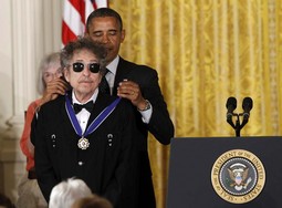 Barack Obama dodijelio je
u Bijeloj kući Bobu Dylanu
Predsjedničku medalju slobode