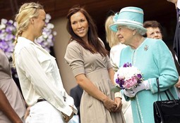 U društvu kraljice
Na ovogodišnjem
Wimbledonu, Jelena
Janković i danska
tenisačica Caroline
Wozniacki upoznale
su britansku kraljicu Elizabetu II