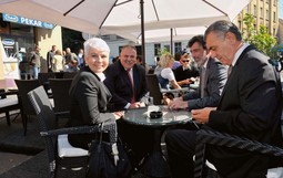 JADRANKA KOSOR
u ponedjeljak ujutro popila je kavu s
ministrom financija Ivanom Šukerom,
ministrom obrazovanja Radovanom Fuchsom i predsjednikom Uprave T-HT-a Ivicom Mudrinićem