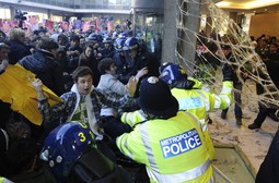 Sukob prosvjednika i policije ispred središta Konzervativne stranke u Londonu (Foto: Reuters)
