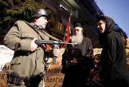 Predstava ispred njemačke ambasade u Ateni: njemački vojnik prijeti oružjem grčkoj ženi, djetetu i svećeniku
