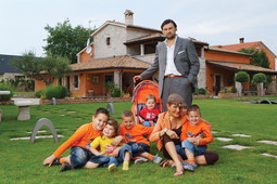 OBITELJSKA IDILA Dražen i Danijela Golemović sa svojom djecom: Vjeko (7), Danja (3), Luka (4), Viktorija (1,5) i Mladen (6), a šesto dijete rodit će se krajem lipnja; pred obiteljskom kućom u Poreču
