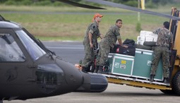 Pripadnici brazilskog ratnog zrakoplovstva na povratsku s misije potrage za nestalim Airbusom; foto: Reuters