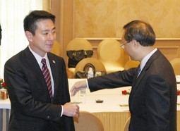 Japanski i kineski ministri vanjskih poslova 
Seiji Maehara i Yang Jiechi; foto: Reuters