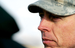 General David Petraeus pridobio je dio iračkih boraca s Al Qaedine strane na američku, ojačao iračku vojsku i povećao broj američkih vojnika u okolici Bagdada i u Anbaru