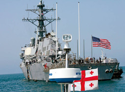 USS 'McFaul' snimljen u Crnom moru nedaleko od gruzijske luke Batumi, s palube gruzijskog broda