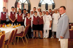 UČENICI Ugostiteljsko-turističkog učilišta u Zagrebu s Dragutinom Muckom, voditeljem školskog restorana