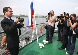 Dmitrij Medvedev okušao se i s druge strane fotoaparata (Foto: KremlinRussia@Twitter)