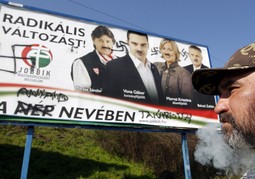 Predizborni plakat radikalne mađarske stranke Jobbik, koji su nepoznati počinitelji 'umjetničkom' intervencijom doveli na pravu mjeru; Foto: Reuters