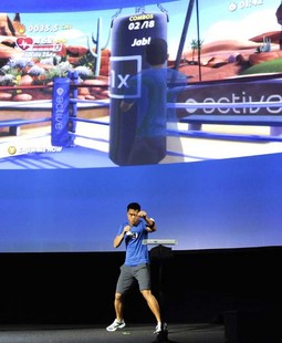 Igranje u pokretu
Glavna tema sajma: Microsoftov Kinect za Xbox360 snima pokrete i glas igrača te ih prenosi u igru; na
snimkama boks