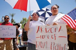 PROSVJEDI U ARIZONI
Amerikanci
latinskoameričkog
podrijetla prosvjedovali su u Phoenixu protiv
zakona SB1070, zbog
kojeg su ilegalni
imigranti počeli masovno napuštati
Arizonu