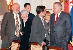 IVAN ŠIMONOVIĆ
s tadašnjim
premijerom i budućom
premijerkom,
Ivom Sanaderom i
Jadrankom Kosor,
na sjednici Vlade u
prosincu 2008.