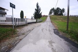 Ulica Goljački put asfaltirana je mimo plana, u njoj se nalazi vikendica Ive Maravića, člana Nadzornog odbora KK Zagreb, kojem predsjeda Davor Jelavić, pročelnik Ureda za izgradnju
