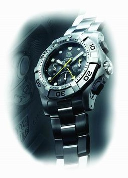 Dvadeset godina nakon stvaranja kolekcije 2000, koja je postavila standarde za prestižne sportske satove, TAG Heuer je na tržište izbacio automatski kronograf 2000 Aquagraph, sat high tech dizajna za profesionalno ronjenje.