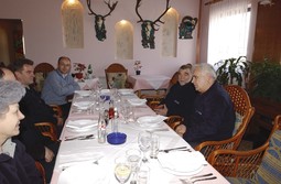 Krešimir Macan 2003. sa Stipom Mesićem i Mirkom Galićem na ručku
nakon obilaska gradilišta Dalmatine