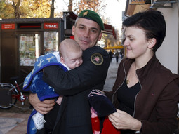 GASTON BESSON Francuz s bebom i suprugom Ivanom koju je spasio kao 6-godišnju
djevojčicu