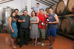 OBITELJ ČOBANKOVIĆ
U svom vinskom podrumu ministar Čobanković sa
suprugom Anicom, kćeri Emom i sinovima Hrvojem, Andrijom, Ivanom i Tomislavom
